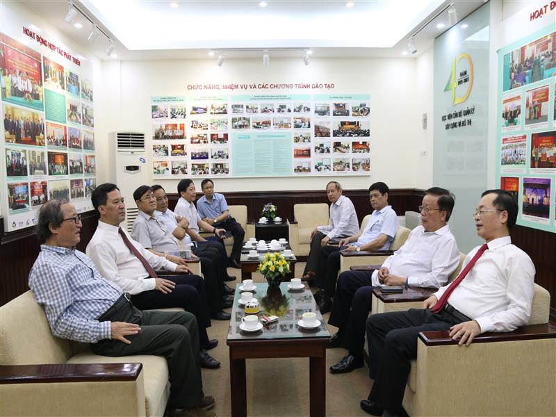 Các đại biểu gặp gỡ tại Phòng Truyền thống Học viện