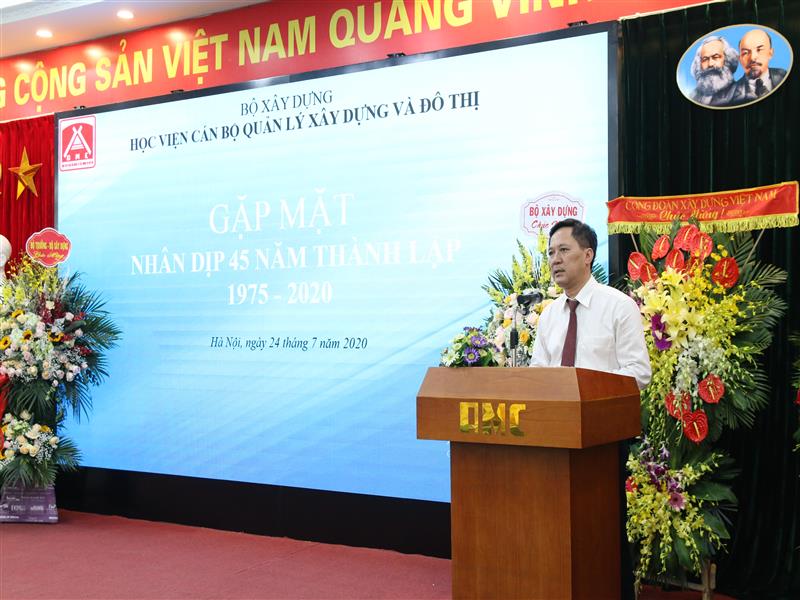 Ông Trần Hữu Hà - Bí thư Đảng ủy, Giám đốc AMC phát biểu tri ân các thế hệ trong chặng đường 45 năm truyền thống Học viện