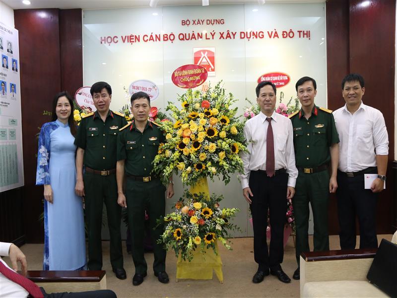 Nhiều đơn vị đến dự và tặng hoa chúc mừng Học viện
