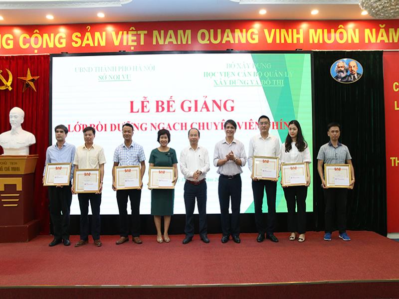 Bế giảng lớp Bồi dưỡng kiến thức quản lý nhà nước chương trình chuyên viên chính K2-2020