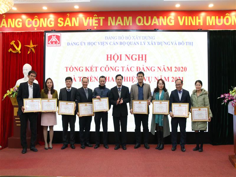 Trao giấy khen của Đảng ủy Học viện cho các đảng viên có thành tích xuất sắc trong công tác Đảng năm 2020