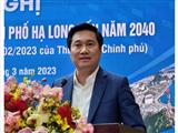 Thứ trưởng Bộ Xây dựng Nguyễn Tường Văn trao quy hoạch chung cho thành phố Hạ Long