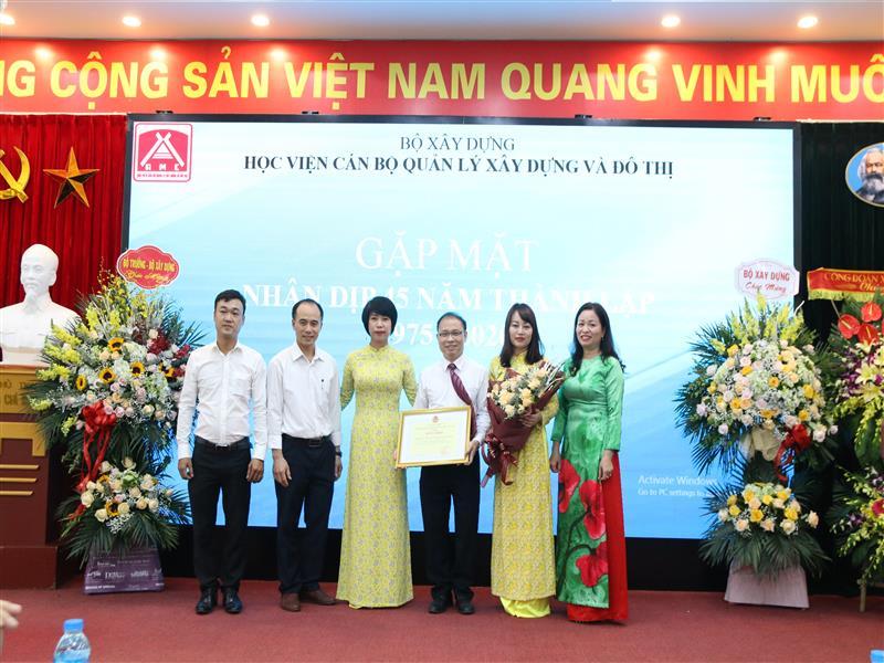 Công đoàn Học viện đón nhận Bằng khen của Tổng Liên đoàn Lao động Việt Nam