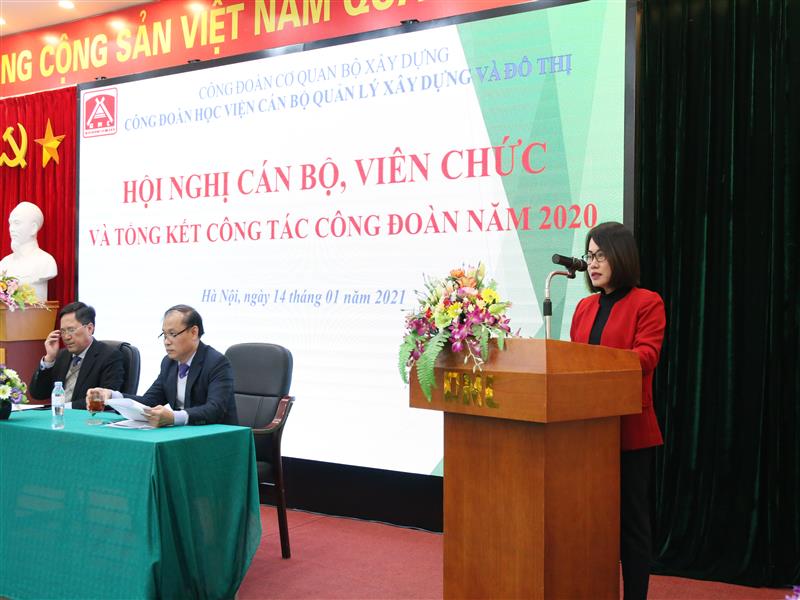 Đ/c Nguyễn Thị Thu Nhàn - Trưởng Ban Thanh tra Nhân dân trình bày báo cáo tổng kết của Ban Thanh tra Nhân dân.