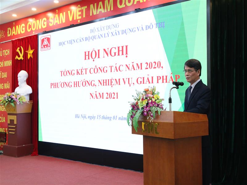 Ông Nguyễn Anh Dũng - Phó Giám đốc Học viện đọc Báo cáo tổng kết công tác năm 2020 và triển khai nhiệm vụ công tác năm 2021